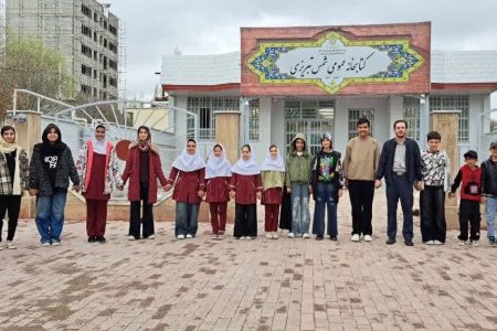 زنجیره انسانی حامی کتابخانه‌های آسیب‌دیده از جنگ در شهرستان نیر تشکیل شد